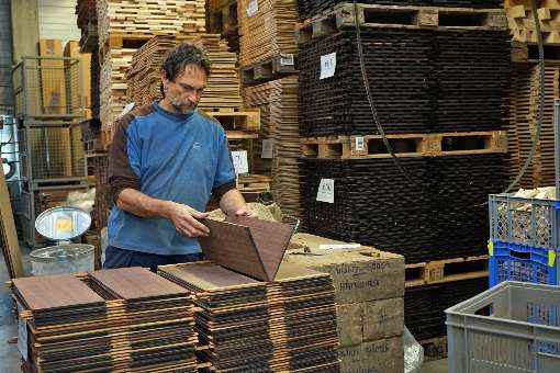 Bild 2: Armin Hanika stapelt das Holz auf. Foto: Hanika Gitarrenbau